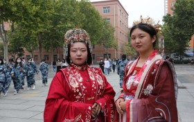 保定理工学院：国庆节假期学生穿汉服给校园增添色彩
